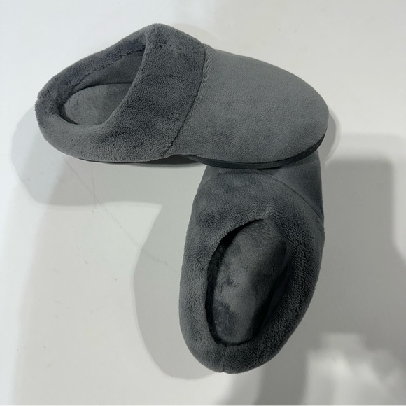 Gray supersoft Isotoner slippers, size 7 to 8 - Picture 2 of 5
